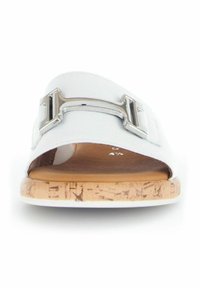 Sandale à glissière en cuir blanc avec une boucle métallique, semelle en liège et semelle texturée. Design ouvert à l'avant avec une finition lisse.
