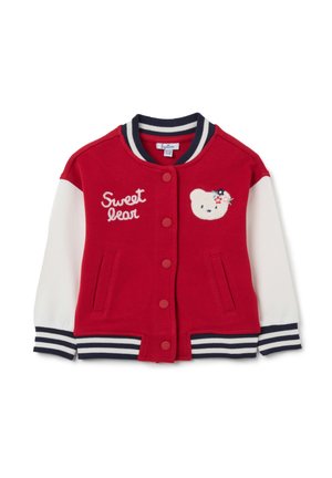 Rode varsityjack met witte mouwen, geribbelde marineblauwe manchetten en kraag. Voorzien van geborduurde tekst "Sweet Bear" en een berenontwerp op de borst.