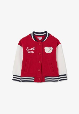 Chaqueta varsity roja con mangas blancas, puños y cuello de punto azul marino. Presenta el texto bordado "Sweet Bear" y un diseño de oso en el pecho.