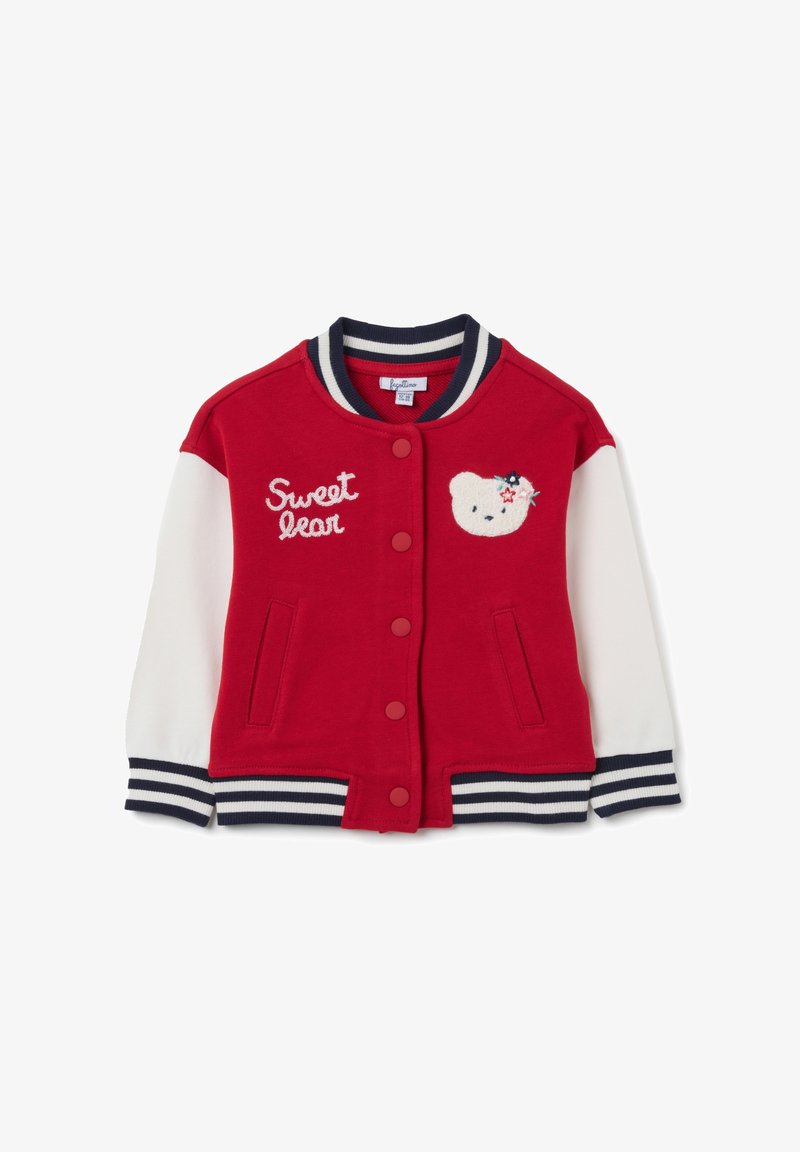 Chaqueta varsity roja con mangas blancas, puños y cuello de punto azul marino. Presenta el texto bordado "Sweet Bear" y un diseño de oso en el pecho.