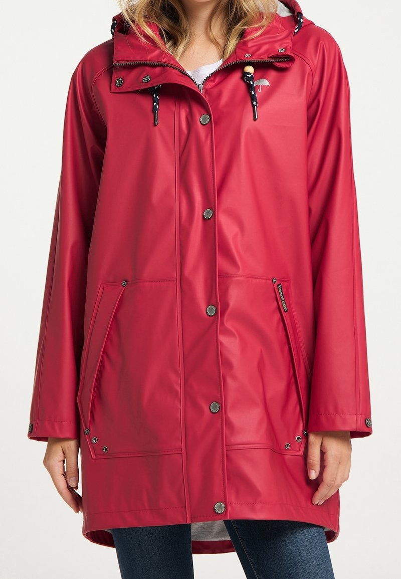 Cappotto antipioggia impermeabile rosso con cappuccio, bottoni a pressione, due tasche frontali e una vestibilità comoda. Presenta cordini e rifiniture in contrasto.