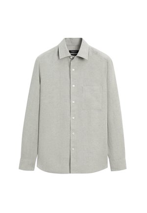 Lichtgrijs overhemd met lange mouwen, knoopsluiting, kraag en linker borstvoering, gemaakt van een gestructureerde stof.