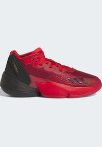 Zapatilla deportiva roja hecha de malla y materiales sintéticos. Presenta una suela esculpida, una parte superior texturizada y un acento negro en el talón.