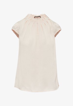 Lichtroze blouse met een hoge geplooide halslijn, korte mouwen en een subtiel geometrisch patroon. Stof: glad, lichtgewicht en iets doorschijnend.
