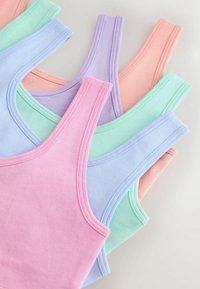 Grămadă de maieuri din bumbac în culori pastelate: roz, lavandă, albastru deschis, verde mentă și piersică, pe un fundal deschis.