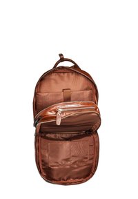 Smeđi platneni ruksak s prednjim džepom na patentni zatvarač. Ima glatku teksturu i više odjeljaka za organizaciju.