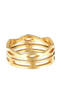 Goldfarbener Ring aus 925er Silber, mit einem ineinandergreifenden Design, das ausgeschnittene Muster und glatte, polierte Oberflächen aufweist.
