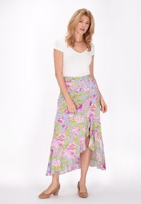 Fustă maxi florală de culoare albastru deschis, cu flori roz și verzi, având o fante înaltă, dintr-un material ușor și cu un design fluid.