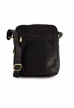 Czarna skórzana torba na ramię z zamkiem błyskawicznym, z przednią kieszenią, regulowanym paskiem na ramię oraz subtelnymi detalami w postaci przeszyć.