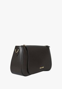 Borsa a tracolla in pelle nera con patta curva e piccolo logo dorato, caratterizzata da dettagli in metallo dorato ai lati per l'attacco della tracolla.