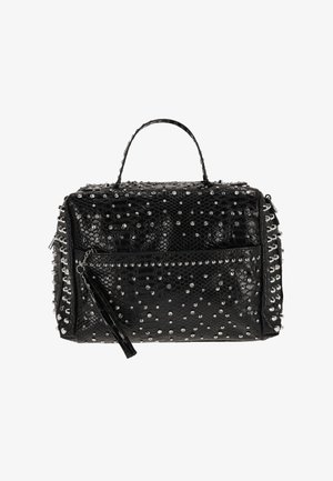 Sort håndtaske lavet af tekstureret materiale med nitter og rhinsten. Rektangulær form, topstrop og frontlomme med lynlås og kvastdetalje.