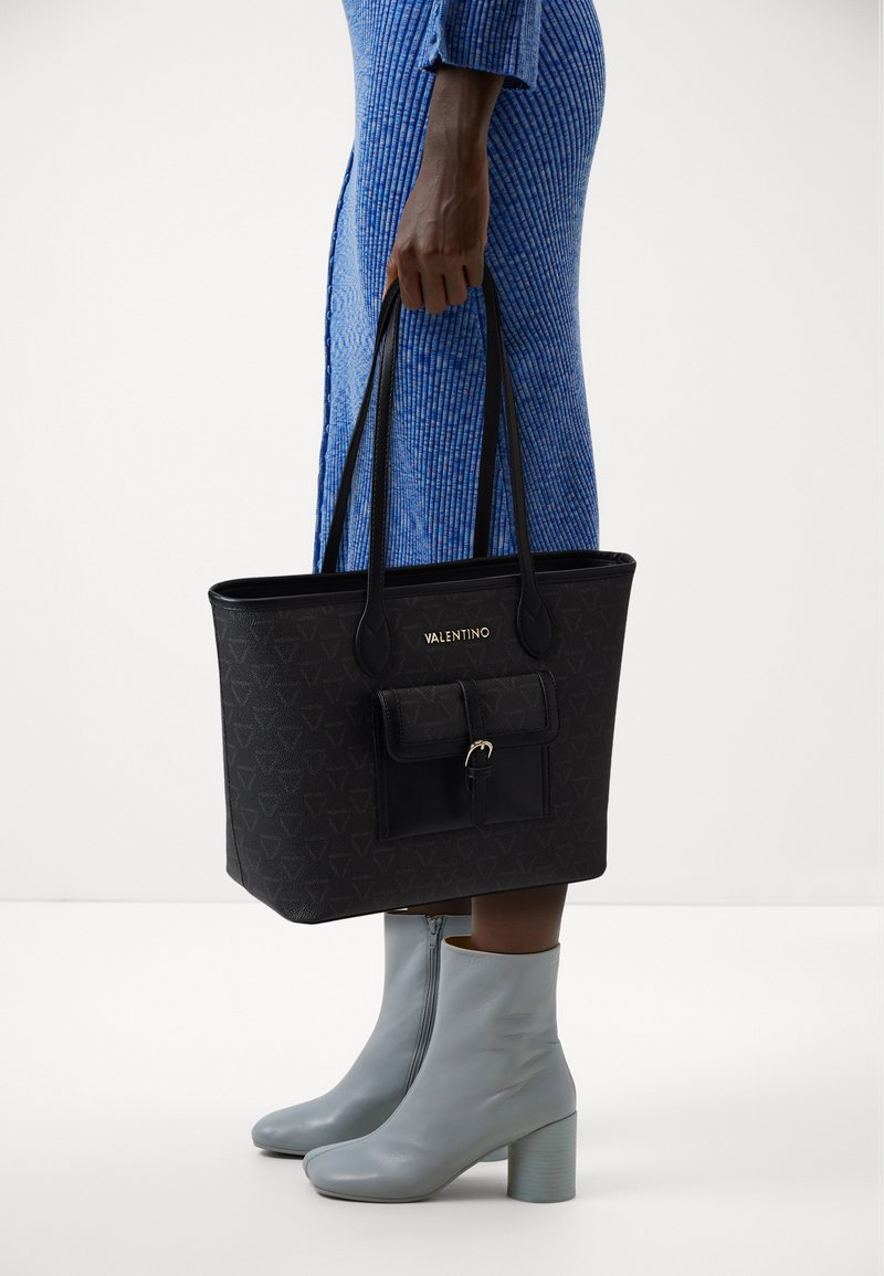 Sac à Main VALENTINO Maple Tote Noir - 100% Polyuréthane, Neuf Avec Étiquettes, Fabriqué En Italie