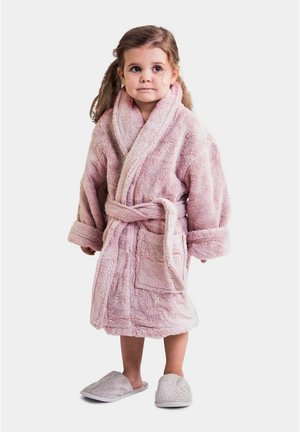 Rosa, flauschiger Bademantel aus strukturiertem Stoff, mit weiten Ärmeln, einem Bindegürtel in der Taille und einer vorderen Tasche. Kombiniert mit passenden grauen Hausschuhen.