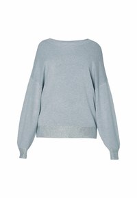 Pull en maille bleu clair à manches longues avec un large col bateau et des poignets et un ourlet côtelés ornés de petits clous métalliques.