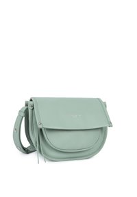 Borsa a tracolla in pelle verde menta con patta tondeggiante, dettagli in argento e una sola tracolla. Presenta un design semplice e una texture morbida.