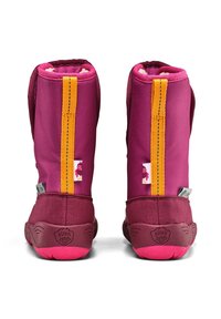 Ein Paar magentafarbene Kinderstiefel mit pinken Sohlen, gelben Zuglaschen an der Rückseite und kleinen Vogel-Logo-Anhängern an der Ferse.