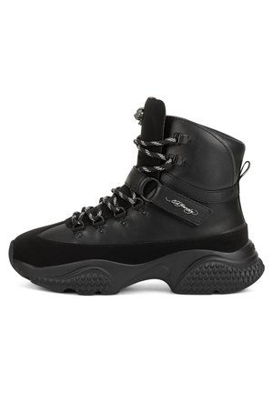 Bottine sneaker noire montante avec semelle épaisse texturée, lacets noirs et blancs, bride Velcro et logo sur le côté.