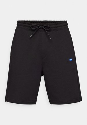 Schwarze Baumwollshorts mit einem Kordelzugbund, seitlichen Taschen und einem kleinen blauen Logopatch auf der Vorderseite. Glatte Textur.