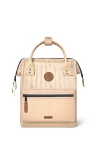 Beige gesteppter Rucksack mit strukturierten Lederakzenten, einer Fronttasche mit Reißverschluss, einem oberen Griff und einem Logo-Patch. Glatte Oberfläche mit Reißverschlüssen und Druckknöpfen.