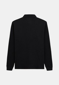 Polo à manches longues noir avec un tissu texturé, un col et des poignets côtelés. Design simple, forme classique, sans logos ni embellissements visibles.