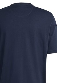 Námornícka modrá tričko s okrúhlym výstrihom, krátkymi rukávmi a hladkou textúrou látky. Obsahuje ploché švy a žiadne viditeľné logá alebo vzory.