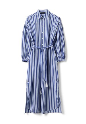 Lange blousejurk met blauwe en witte verticale strepen, poflange mouwen, een kraag en een ceintuur met franjes in de taille.