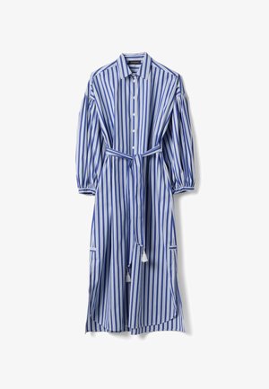 Abito lungo con bottoni, righe verticali blu e bianche, maniche lunghe arricciate, colletto e cintura annodata in vita con nappine.