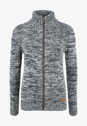 Pilkas ir baltas megztinis su aukštu apykakle, priekiniu užtrauktuku ir ruduo logotipu. Turi tekstūruotą, raštuotą dizainą.