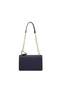 Borsa in pelle blu navy con una forma rettangolare elegante, tracolla in catena dorata e un'etichetta in tessuto con il nome del marchio. Texture liscia, design minimalista.