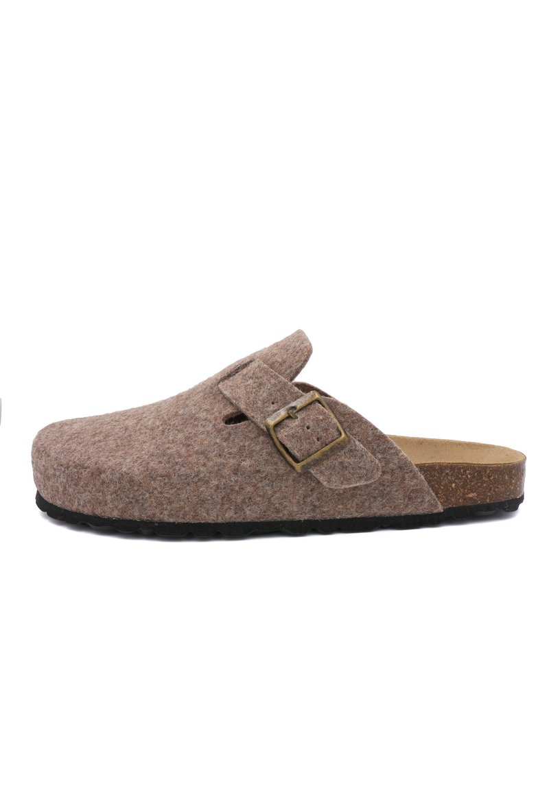 Mule en feutre marron avec un bout arrondi, une sangle ajustable et une boucle en métal. Semelle intérieure en liège et semelle en caoutchouc noir texturé. Pas de talon.