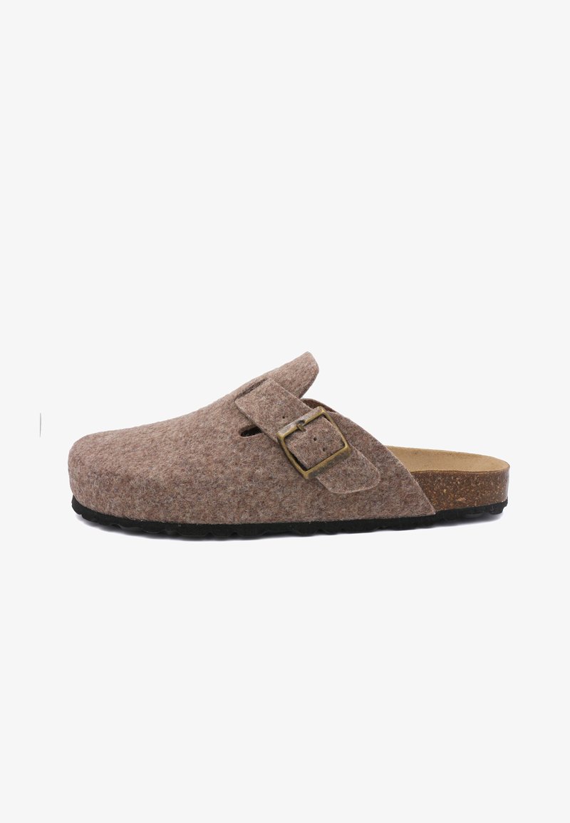 Mule en feutre marron avec un bout arrondi, une sangle ajustable et une boucle en métal. Semelle intérieure en liège et semelle en caoutchouc noir texturé. Pas de talon.