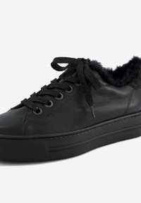 Schwarzer Ledersneaker mit strukturierter Oberfläche, runder Zehenpartie, dicker Gummisohle und weichem schwarzem Kunstpelzfutter rund um den Knöchel. Schwarze Schnürsenkel.