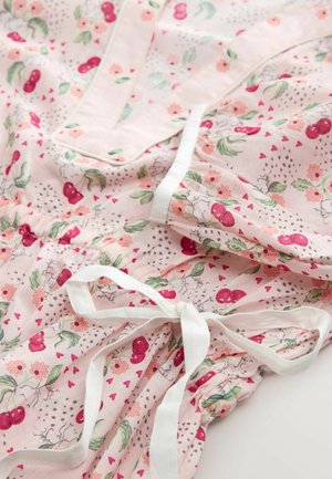 Indumento con motivo floreale in morbido tessuto rosa. Presenta ciliegie e fiori con chiusura a fiocco bianco e sezioni arricciate. Tessuto leggero.