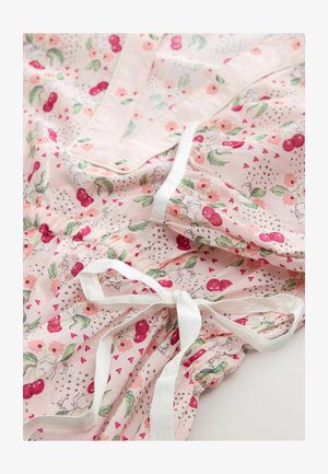 Blumenmuster-Kleidungsstück aus weichem, rosafarbenem Stoff. Mit Kirschen und Blumen, weißem Bindeband und gerafften Abschnitten. Leichte Textur.