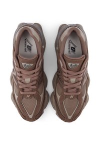 Αθλητικά παπούτσια ταφ με υφασμένη συνθετική επάνω επιφάνεια, πάνελ από δίχτυ, και μαξιλαρωμένη σόλα, με εμφανές λογότυπο "N" και κορδόνια.