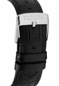 Cinturino in pelle nera con texture coccodrillo, fibbia metallica argentata incisa con "FESTINA", dotato di fori per le regolazioni delle misure.