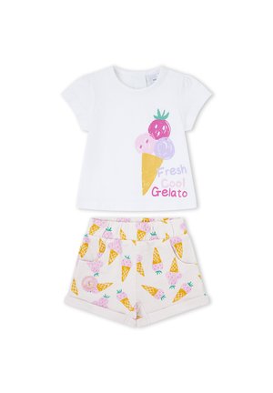 Conjunto blanco de manga corta para niño pequeño con gráfico de cono de helado y texto "Fresh Cool Gelato" en la parte superior, pantalones cortos a juego con patrón colorido de conos de helado.