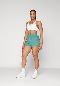 Nike Performance ONE 3IN - Spordišortsid - bicoastal/reflective silver