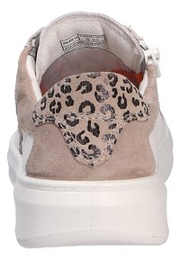 Beżowe zamszowe tenisówki z akcentem w panterkę na pięcie, białą gumową podeszwą, zaokrąglonym noskiem i gładką podszewką.