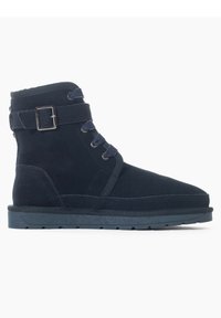 Botas de tobillo de ante azul marino con puntera redondeada, detalle de hebilla metálica y cordones en la parte frontal. Presentan una suela texturizada y un upper liso.