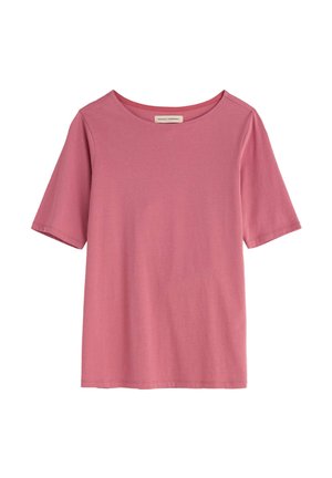 T-shirt en coton rose à manches courtes avec encolure ronde, surpiqûres visibles et étiquette de marque à l'intérieur du col sur fond blanc.