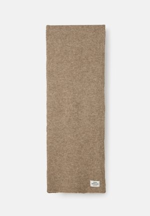Brun ullskjerf, rektangulær form, myk tekstur og sømmet kanter. Har en liten etikett med merkevaren logo i hjørnet.