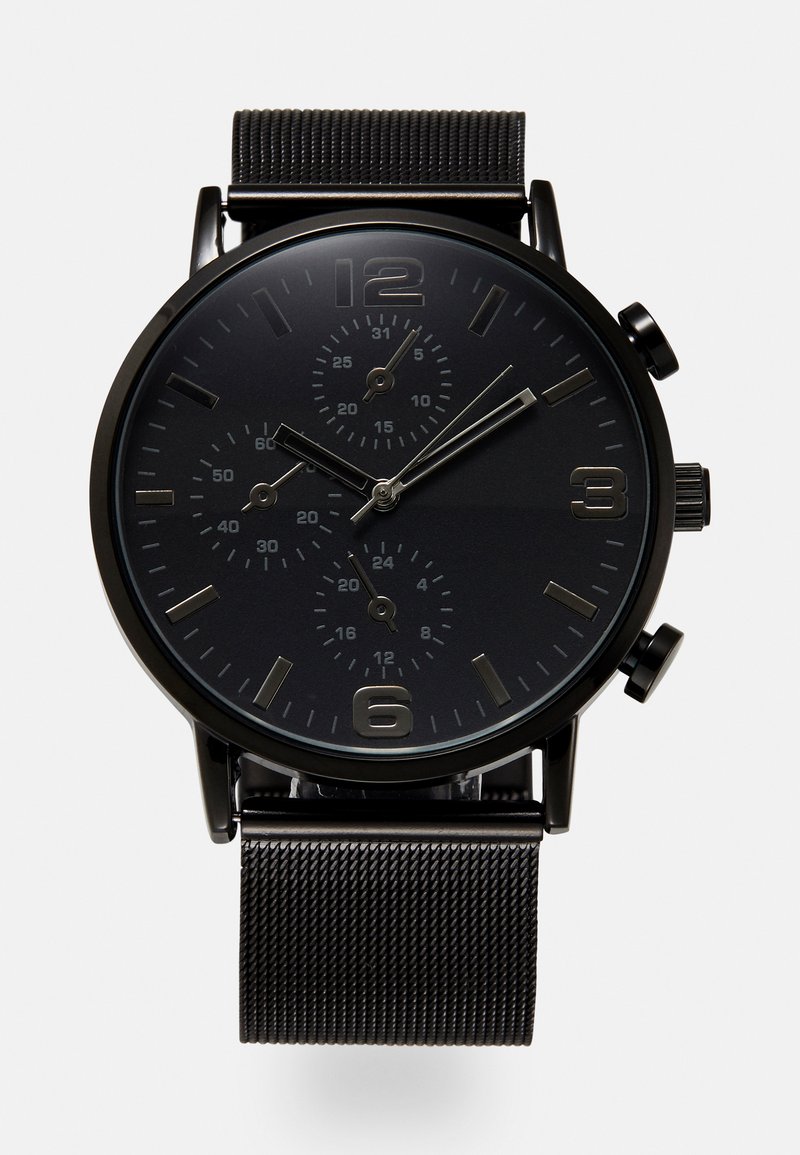 Montre chronographe noire avec un bracelet en maille métallique. Affiche un cadran noir, des index horaires argentés et trois sous-cadrans pour le suivi du temps.