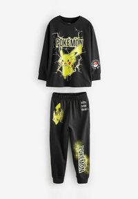 Svart långärmad tröja och byxor med Pikachu-grafik och blixtaccenter, tillverkad av mjukt tyg, elastisk midja och tryckt text.
