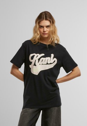Mustmustest must shirt lühikeste varrukatega ja ees suur, läikiv valge skripti logo "Kani". Omab mugavat lõiget.