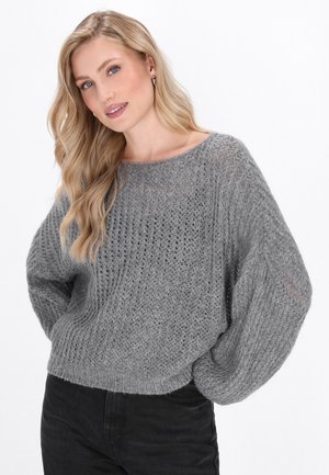 Grau gestrickter Pullover mit lockerer, kastiger Form, gerippter Struktur und weiten Ärmeln. Verfügt über eine offene Webart und einen abgerundeten Halsausschnitt.