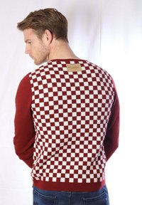 Bordeaux-rot und weiß kariertes Sweatshirt mit einem strukturierten Muster; auf der Rückseite befindet sich ein Etikett. Hergestellt aus gestricktem Material, mit Rundhalsausschnitt.