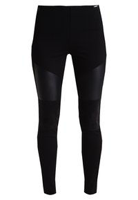 Svarta leggings med en figurnära design, som har en kombination av matt tyg och glänsande läderliknande paneler på låren och vaderna.
