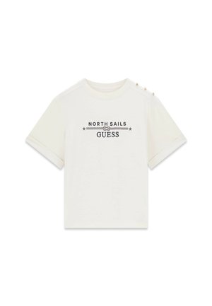 Wit T-shirt met korte mouwen en ronde hals, opgerolde mouwboorden, drie knopen op de schouders en zwart "NORTH SAILS GUESS"-logo midden voor.