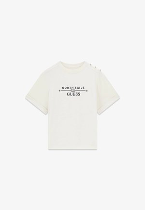 Wit T-shirt met korte mouwen en ronde hals, opgerolde mouwboorden, drie knopen op de schouders en zwart "NORTH SAILS GUESS"-logo midden voor.